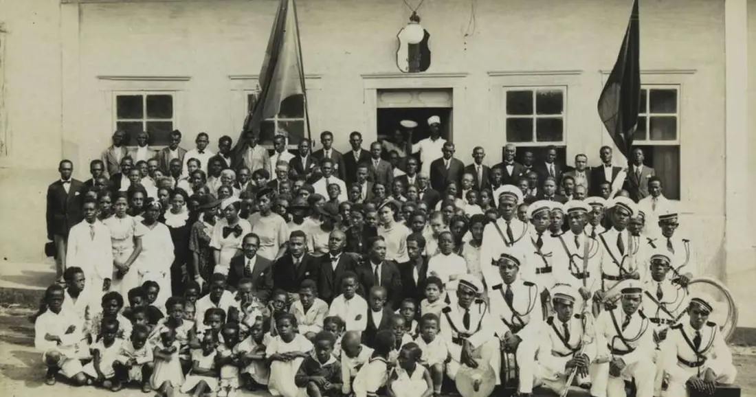 Integrantes da Frente Negra Brasileira reunidos na década de 1930